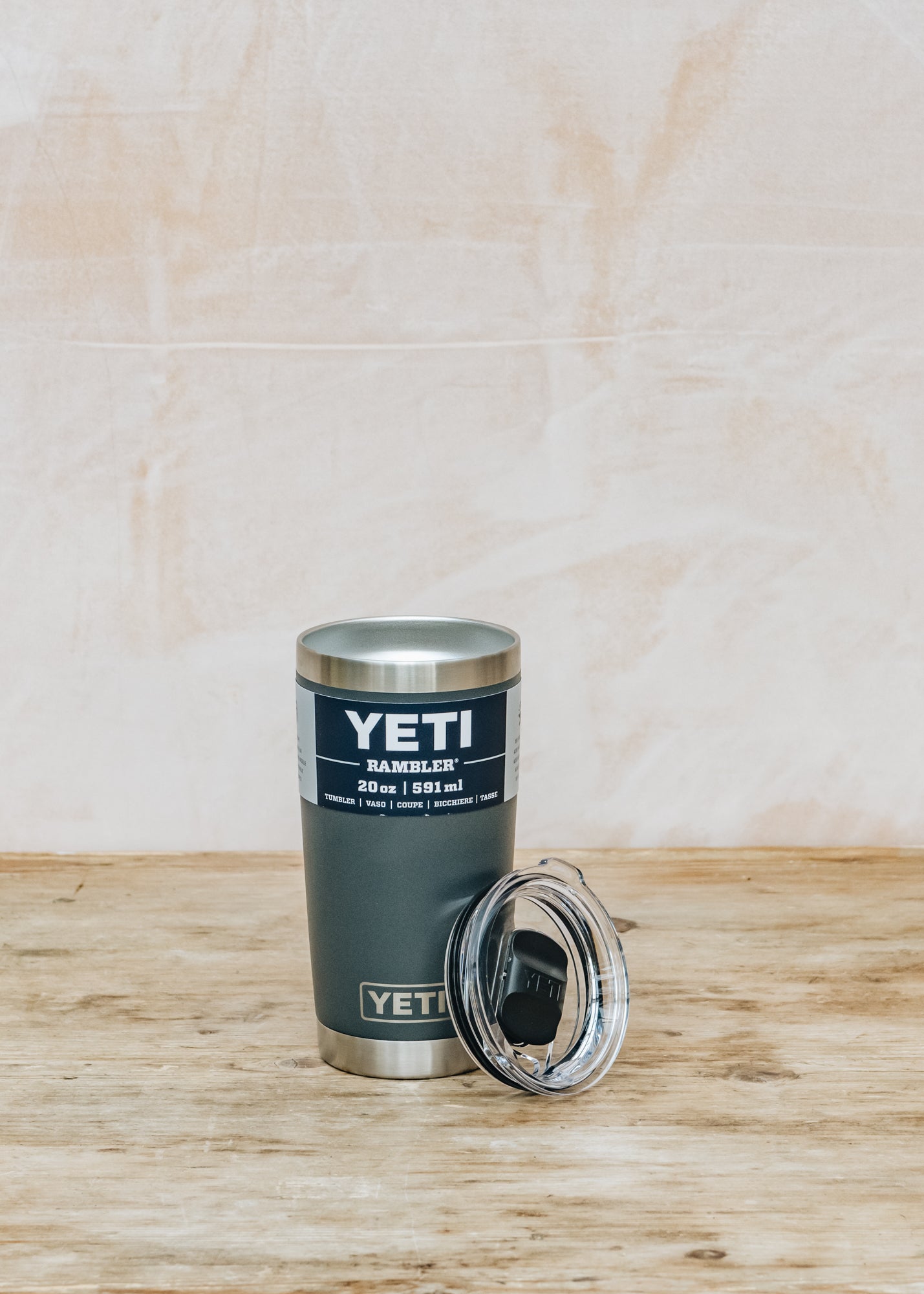 YETI Rambler 20 oz Tumbler Charcoal