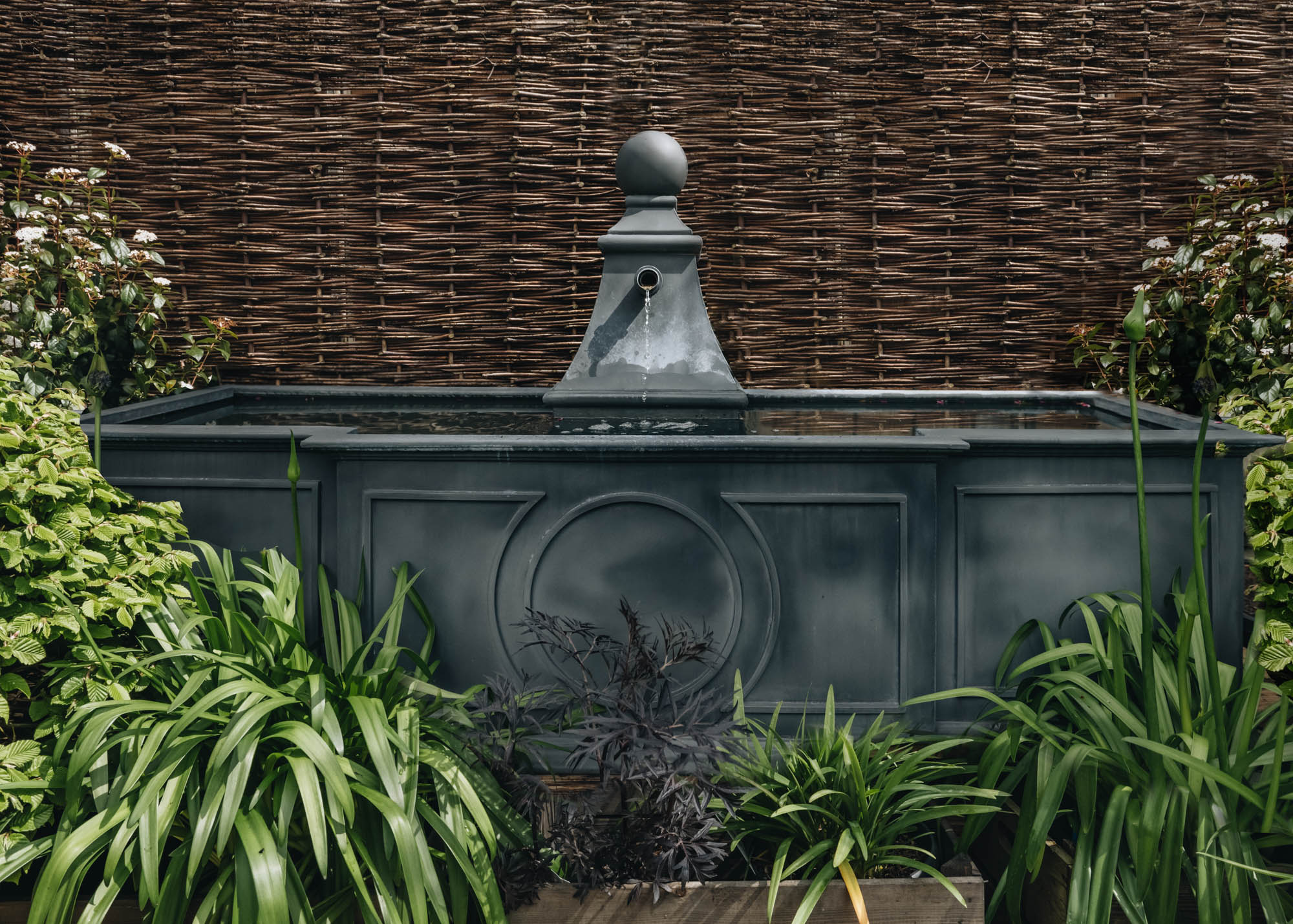 Bruges Trough Zinc Water Feature – Burford Garden Co.