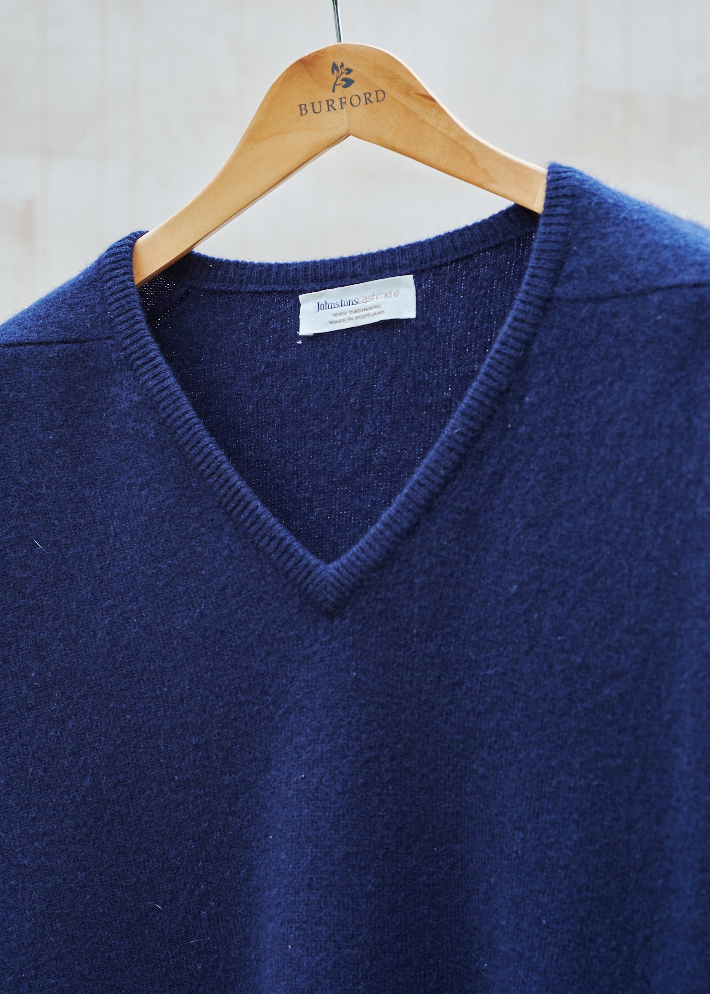 Johnstons of Elgin Navy 100% Cashmere V-Neck - L